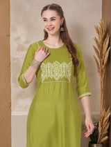 Women's Green Floral Thread Work Embroidered Straight Fit Kurta