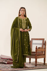 Women's Green Fusion Regular Fit Embroidered Three Quarter Sleeves Kurtas Sets