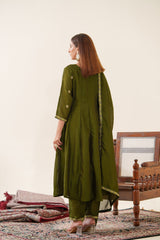 Women's Green Fusion Regular Fit Embroidered Three Quarter Sleeves Kurtas Sets