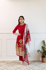 Women's Red Festive Regular Fit Embroidered Three Quarter Sleeves Kurtas Sets