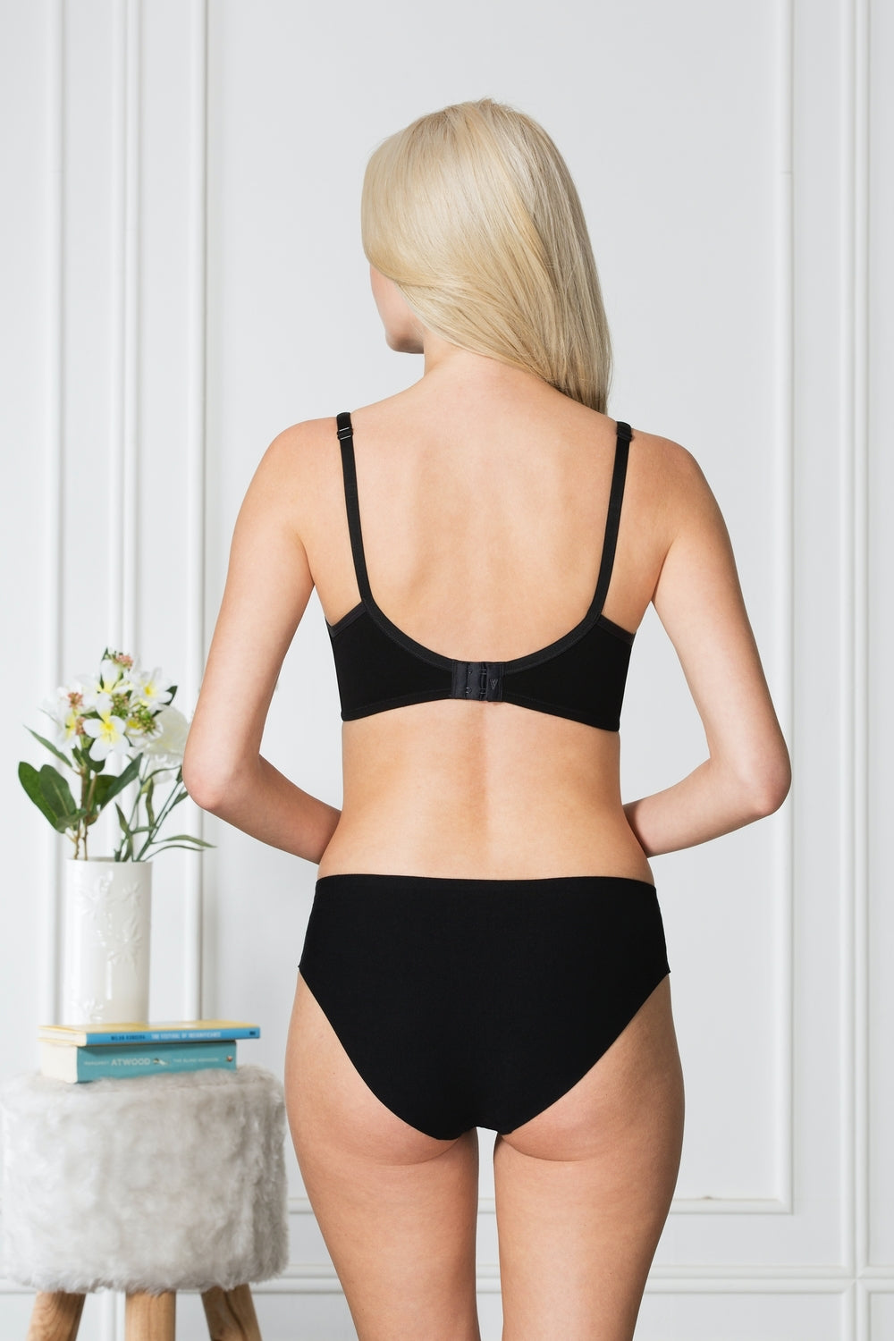 Women's Black Solid Hook Bra