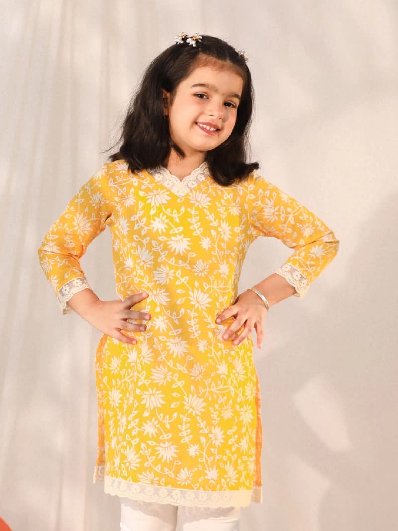 Girls Yellow Festive Printed Three Quarter Sleeves Kurta