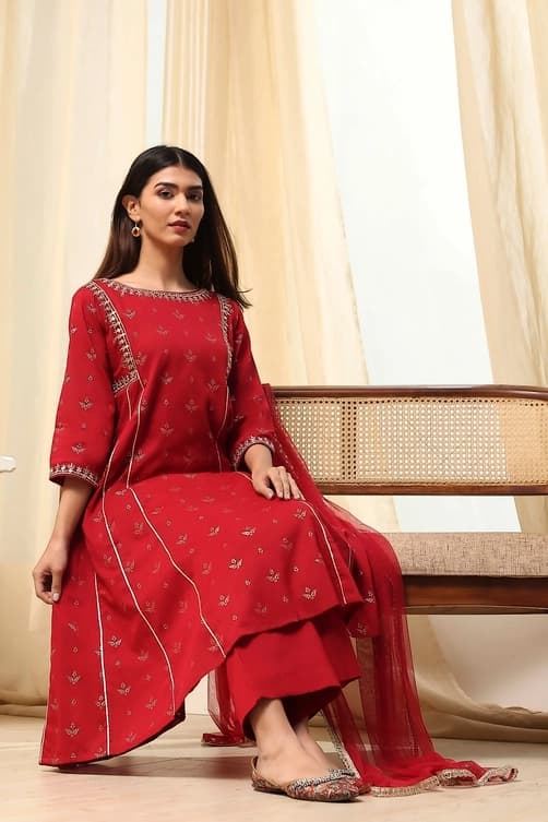 Women's Red Festive Printed Three Quarter Sleeves Kurta Set