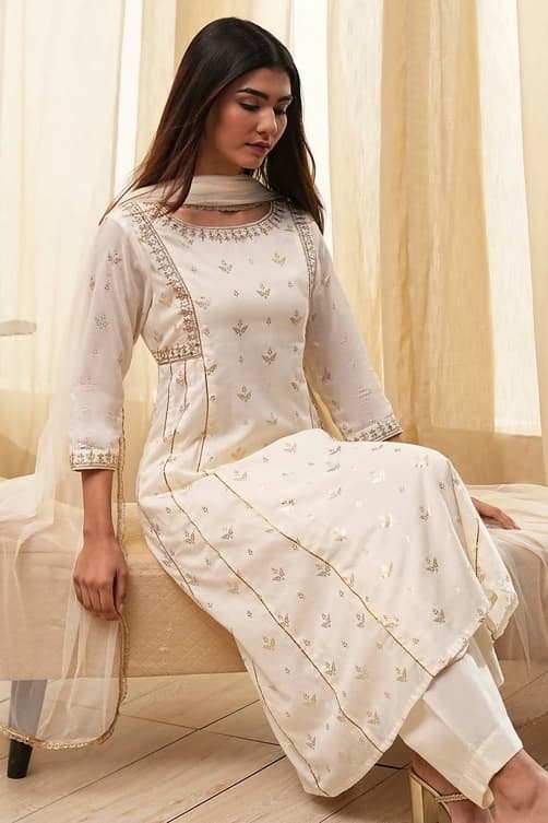 Women's Off White Festive Printed Three Quarter Sleeves Kurta Set