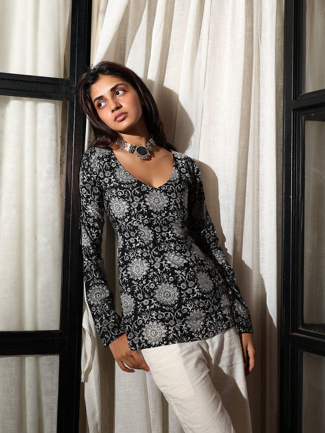 Women's Black Casual Slim Fit Full Sleeves Kurti
