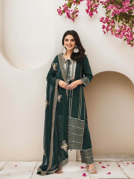 Women's Green Casual Scoop Neck Kurta and Mid Rise Trouser