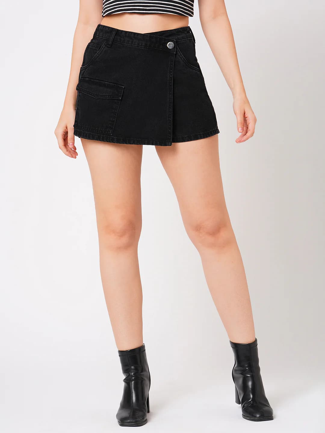Women's Black Casual Solid Slim Fit Mid Rise Mini Shorts