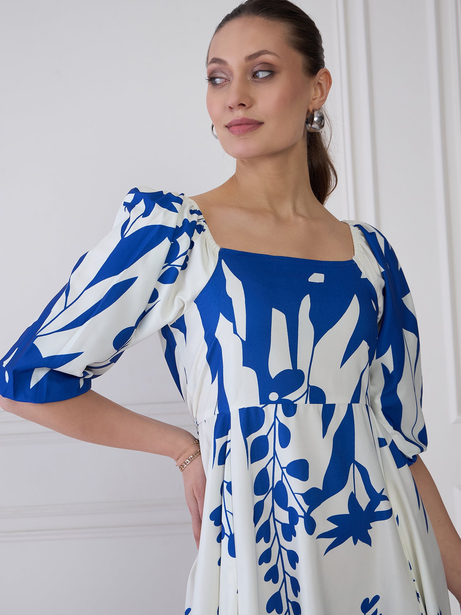 Women's Blue & White Tie and Dye Print Puff Sleeve Crepe A-Line Midi Dress