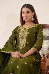 Women's Green Fusion Regular Fit Embroidered Three Quarter Sleeves Kurtas Sets