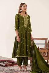 Women's Green Fusion Regular Fit Embroidered Three Quarter Sleeves Kurtas Sets