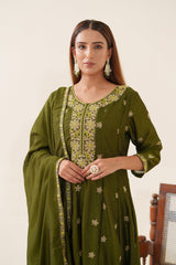 Women's Green Fusion Regular Fit Embroidered Three Quarter Sleeves Kurtas Sets