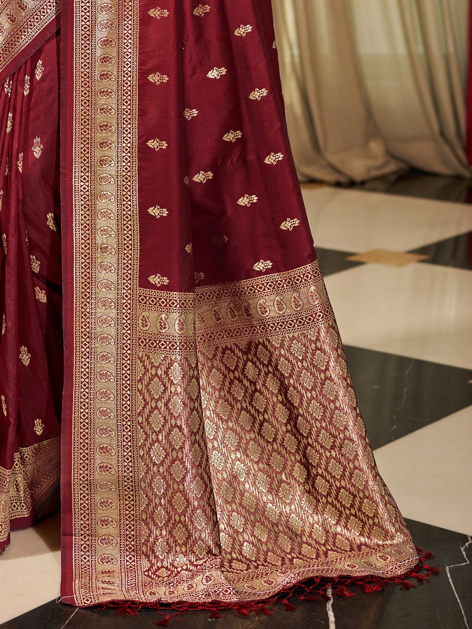 Women's Silk Blend Brown Woven Design Celebrity Saree with Blouse Piece