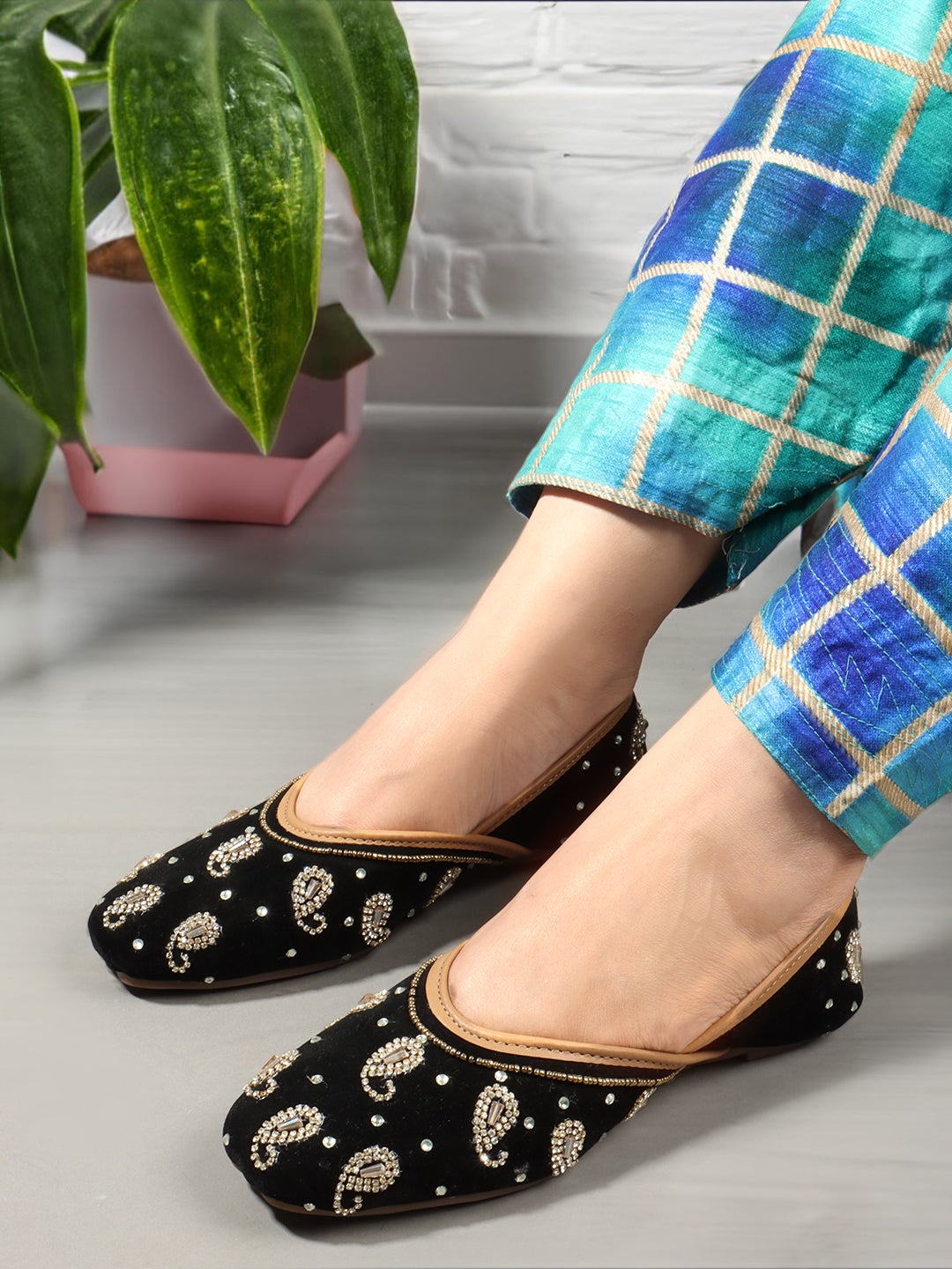 Women's Black Casual Slip-On Flats