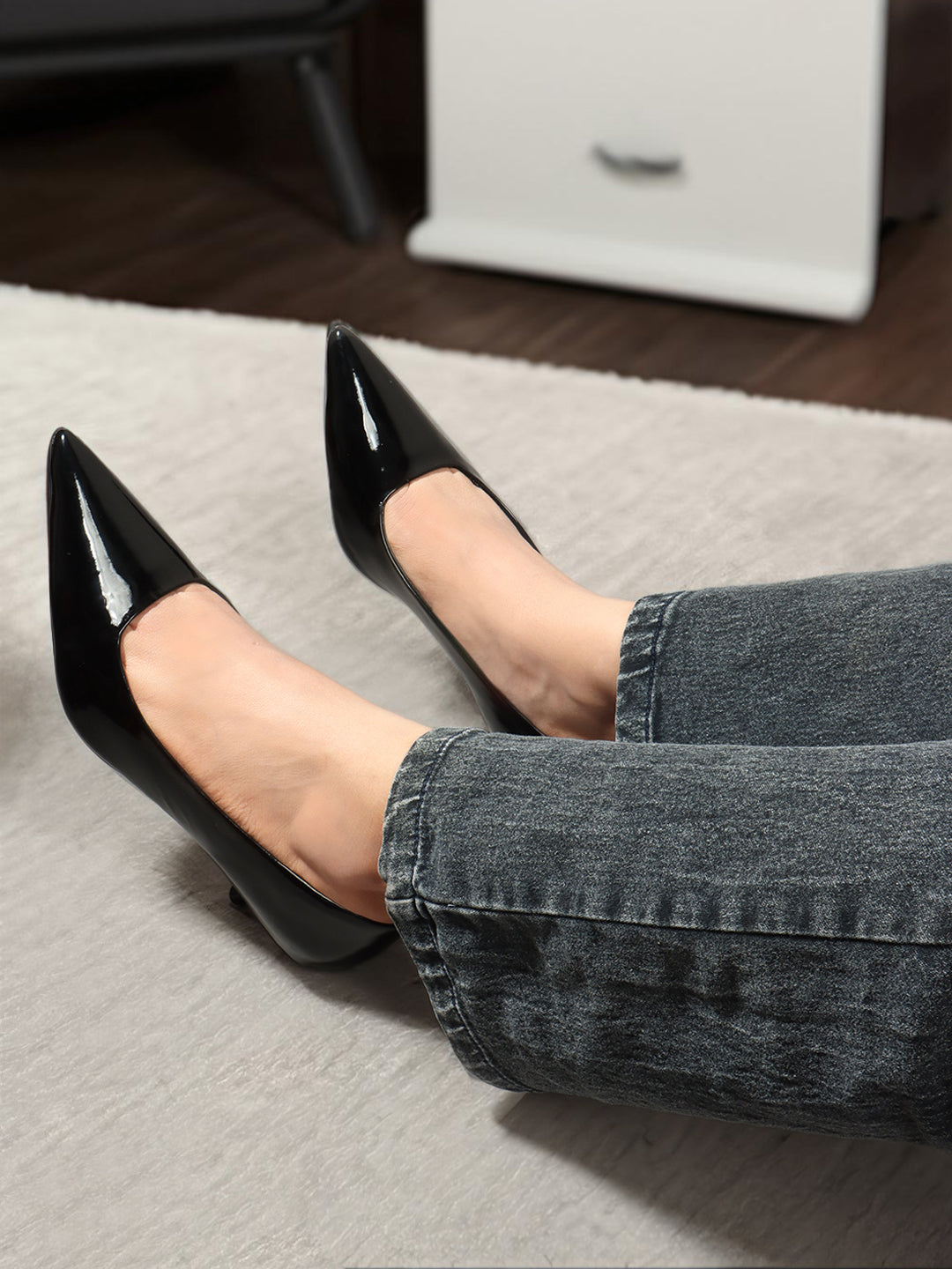 Women's Black Solid Pointed Toe Kitten Heel Pumps