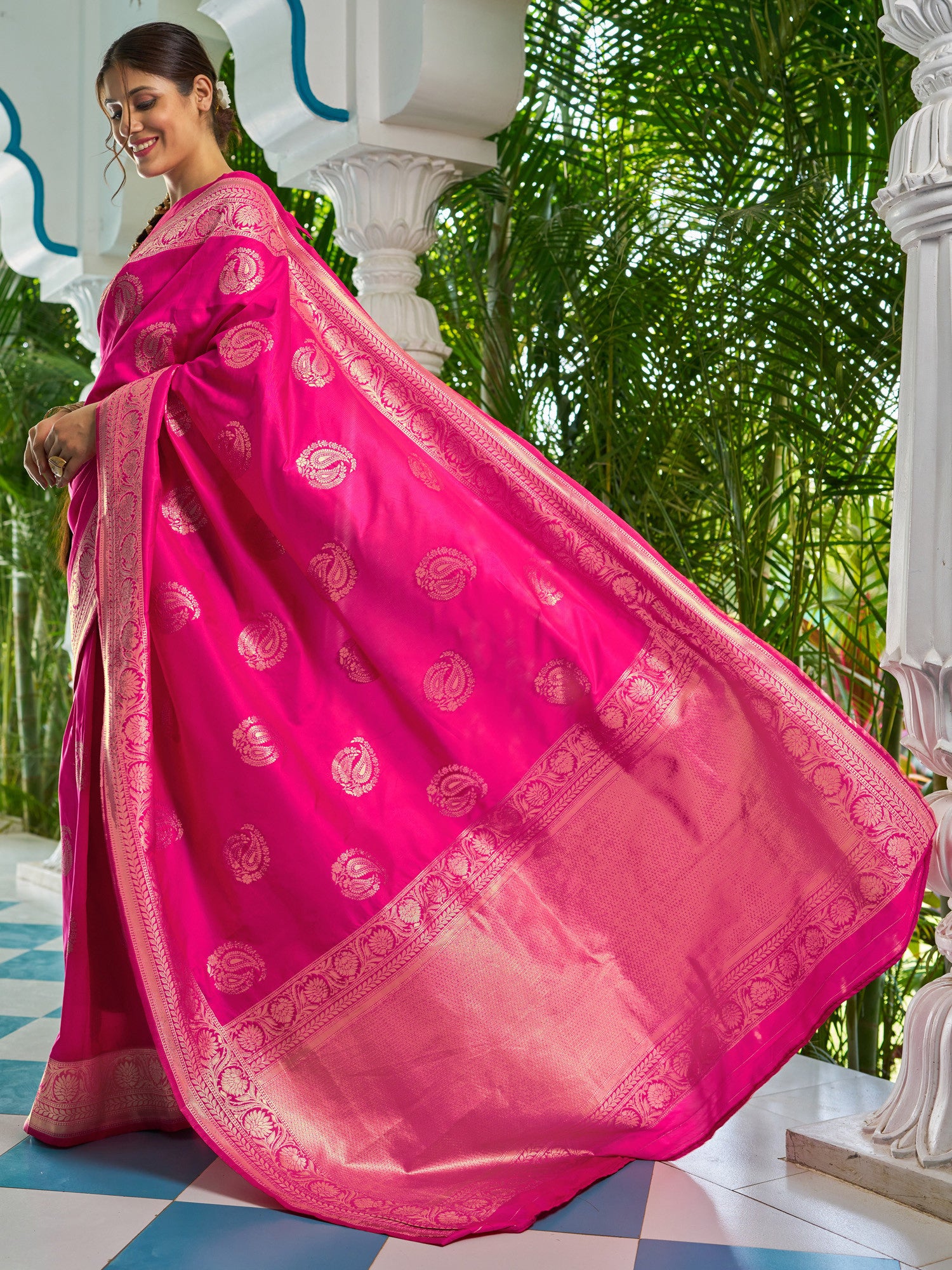 Women's Silk Blend Pink Woven Design Celebrity Saree with Blouse Piece