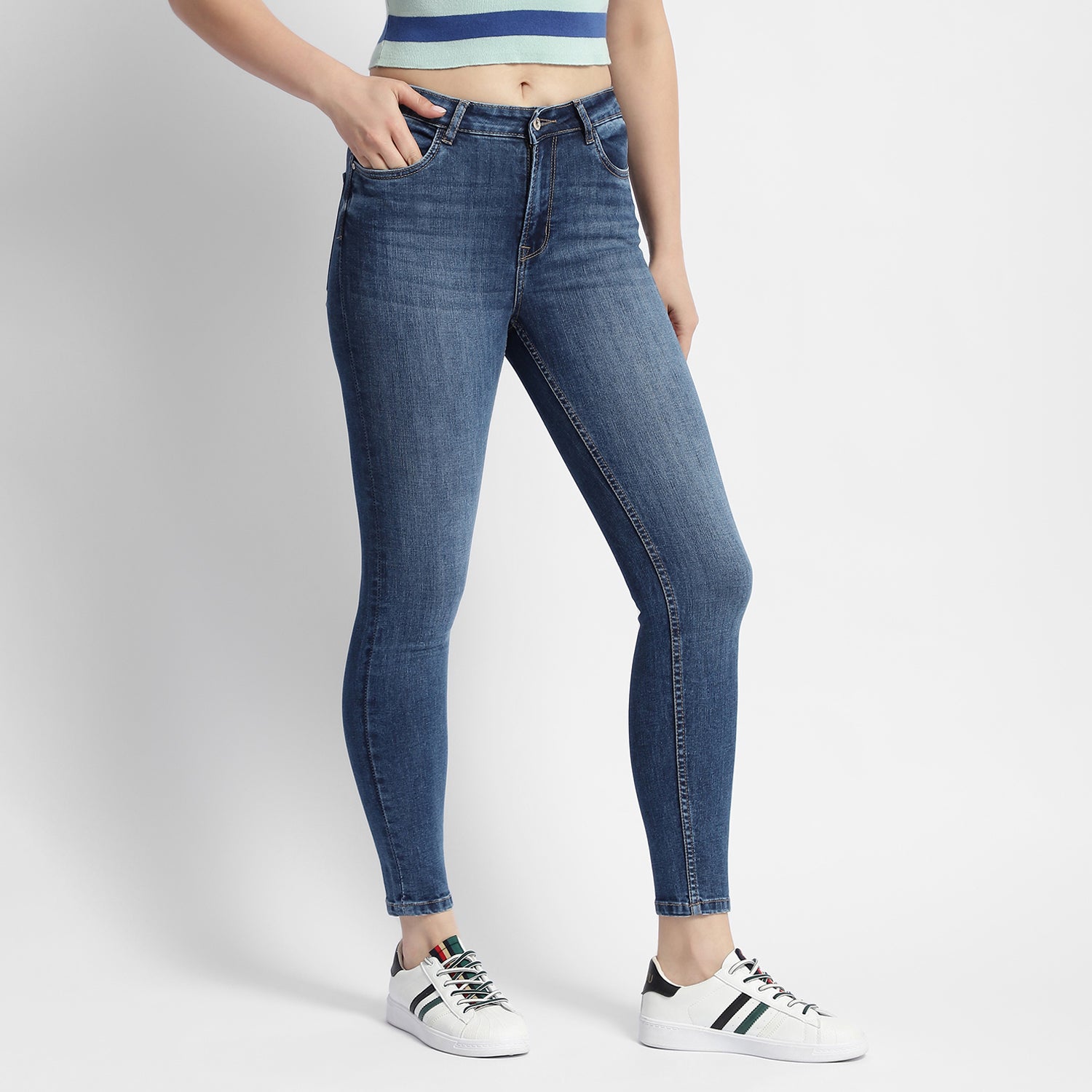 Women's Blue Casual Slim Fit Solid Jeans