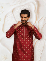 Men's Maroon Silk Blend Printed Kurta With Embroidered Colllar With Pant Style Pyjama Set
