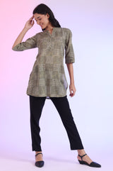 Women's Green Geometric Printed Cotton Straight Kurti