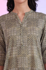 Women's Green Geometric Printed Cotton Straight Kurti