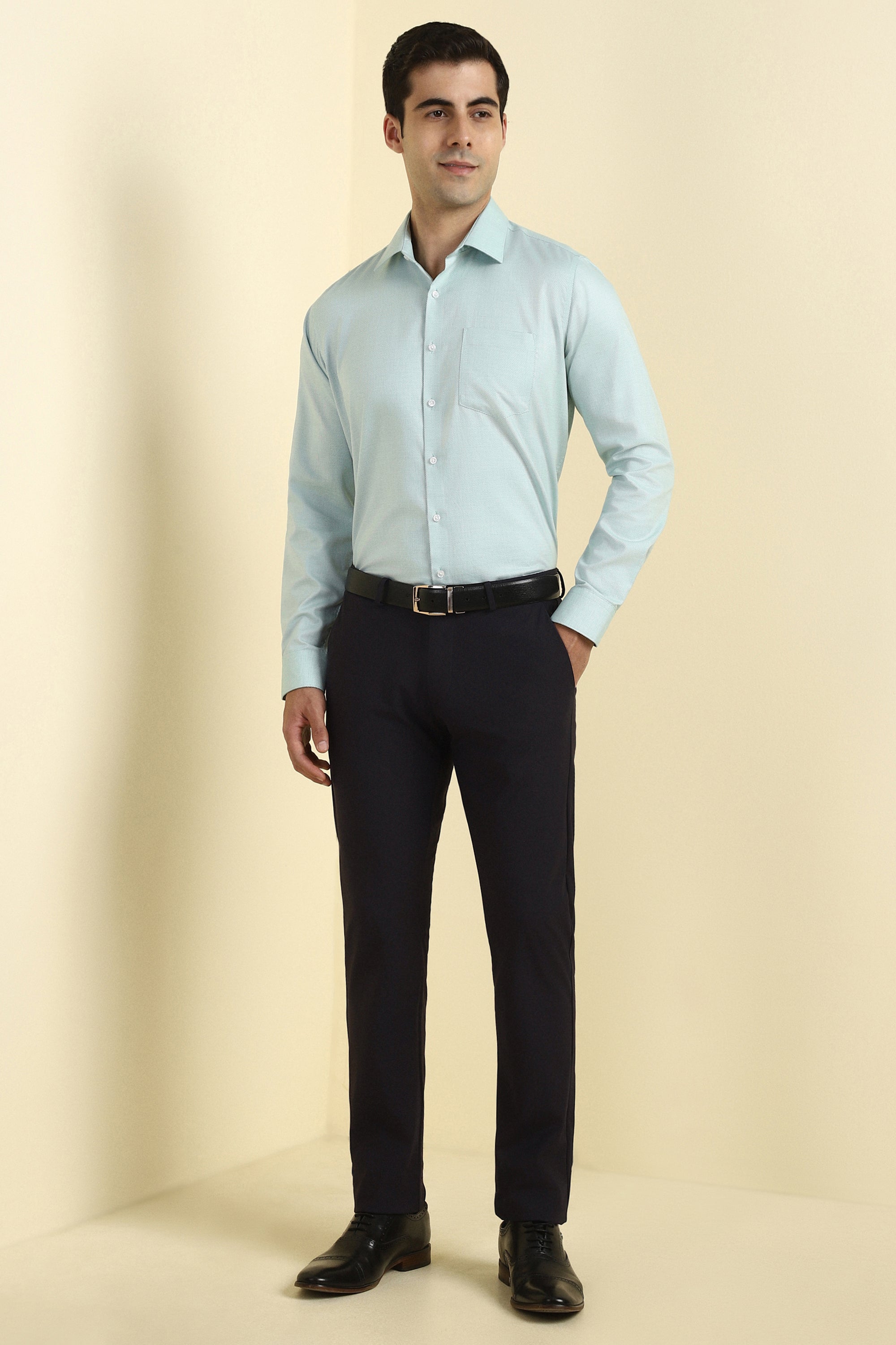 Men's Black Formal Solid Mid Rise Trouser