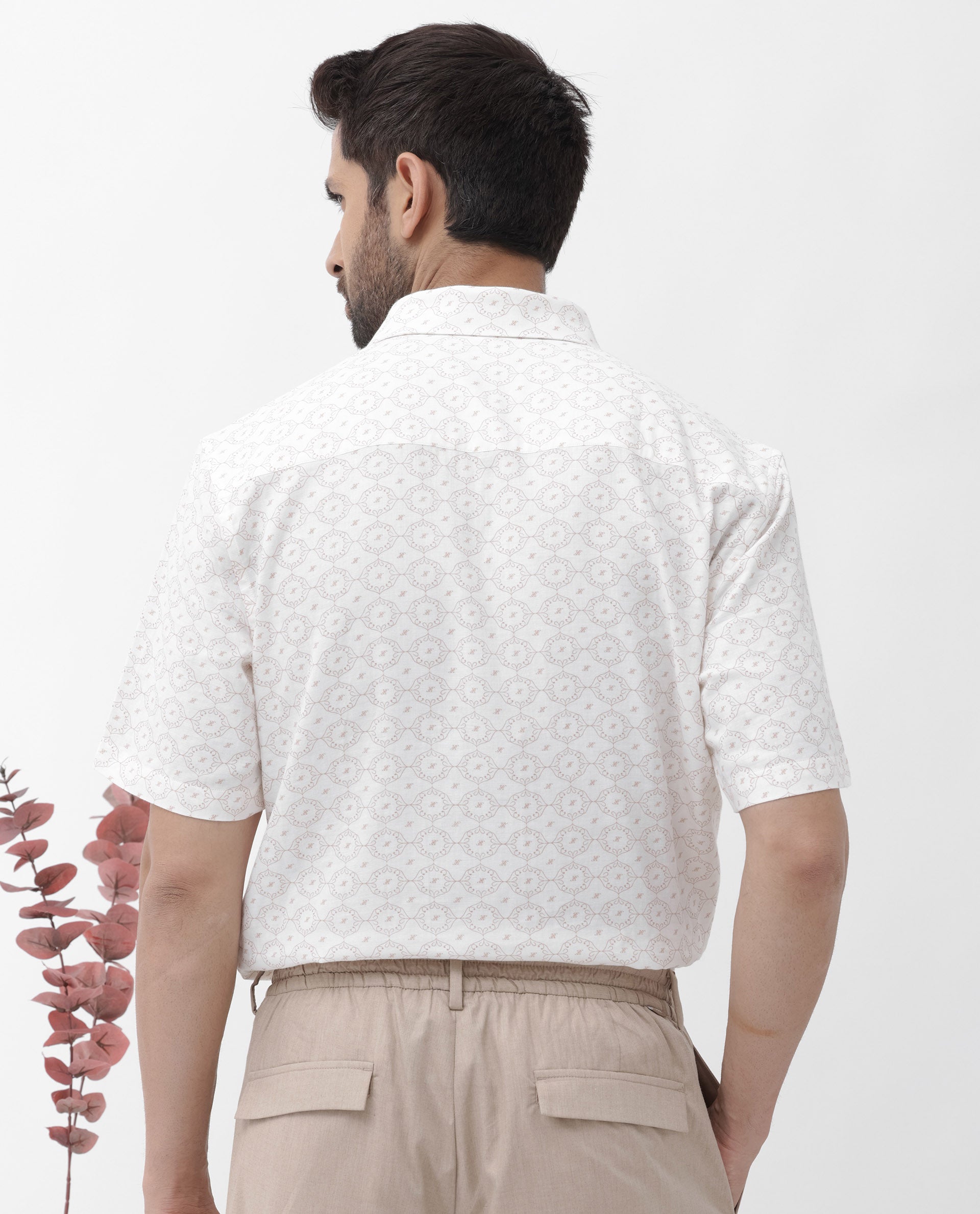 Men's White Casual Regular Fit Printed Half Sleeves Shirt