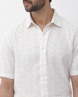 Men's White Casual Regular Fit Printed Half Sleeves Shirt