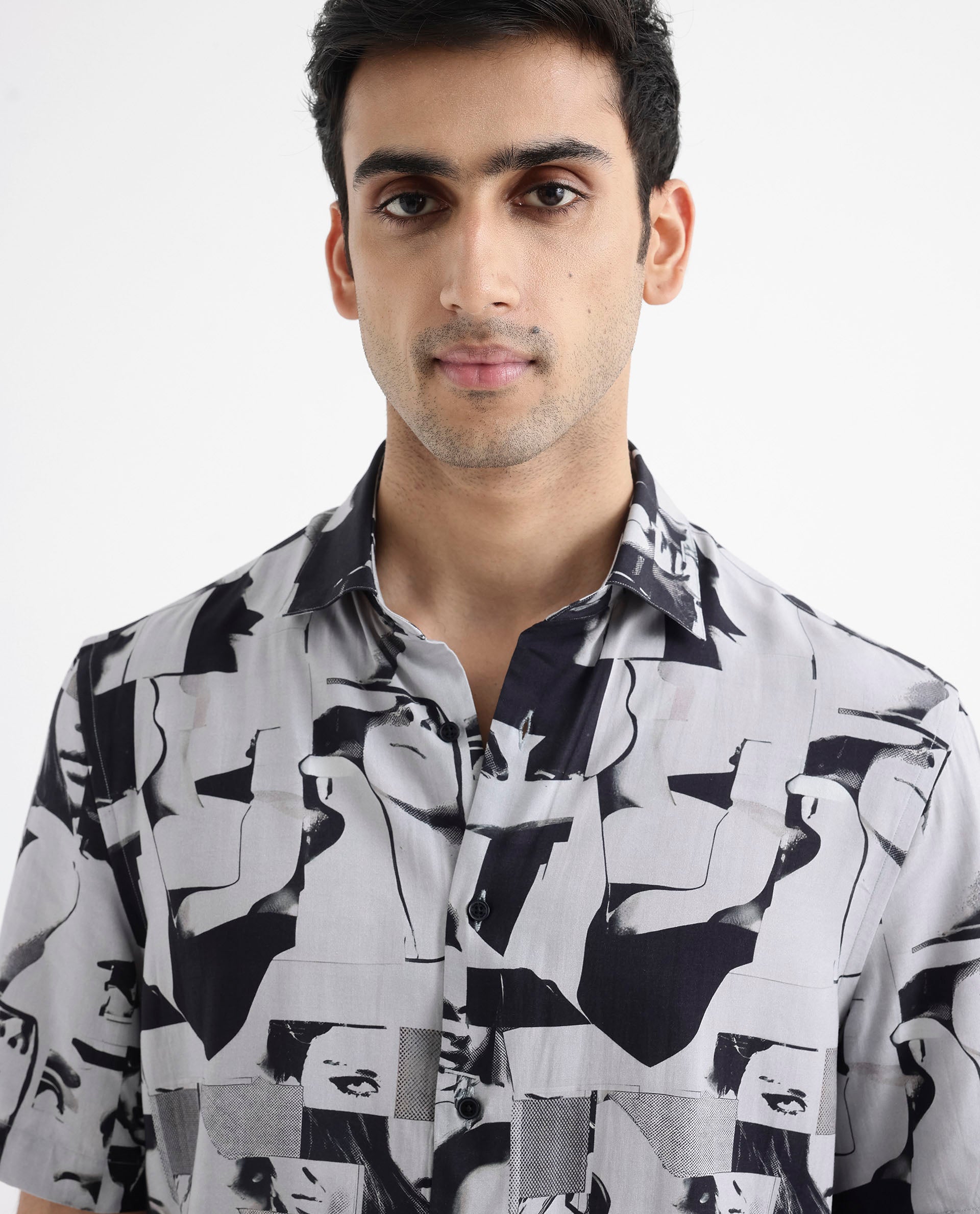 Men's Grey Casual Regular Fit Printed Half Sleeves Shirt