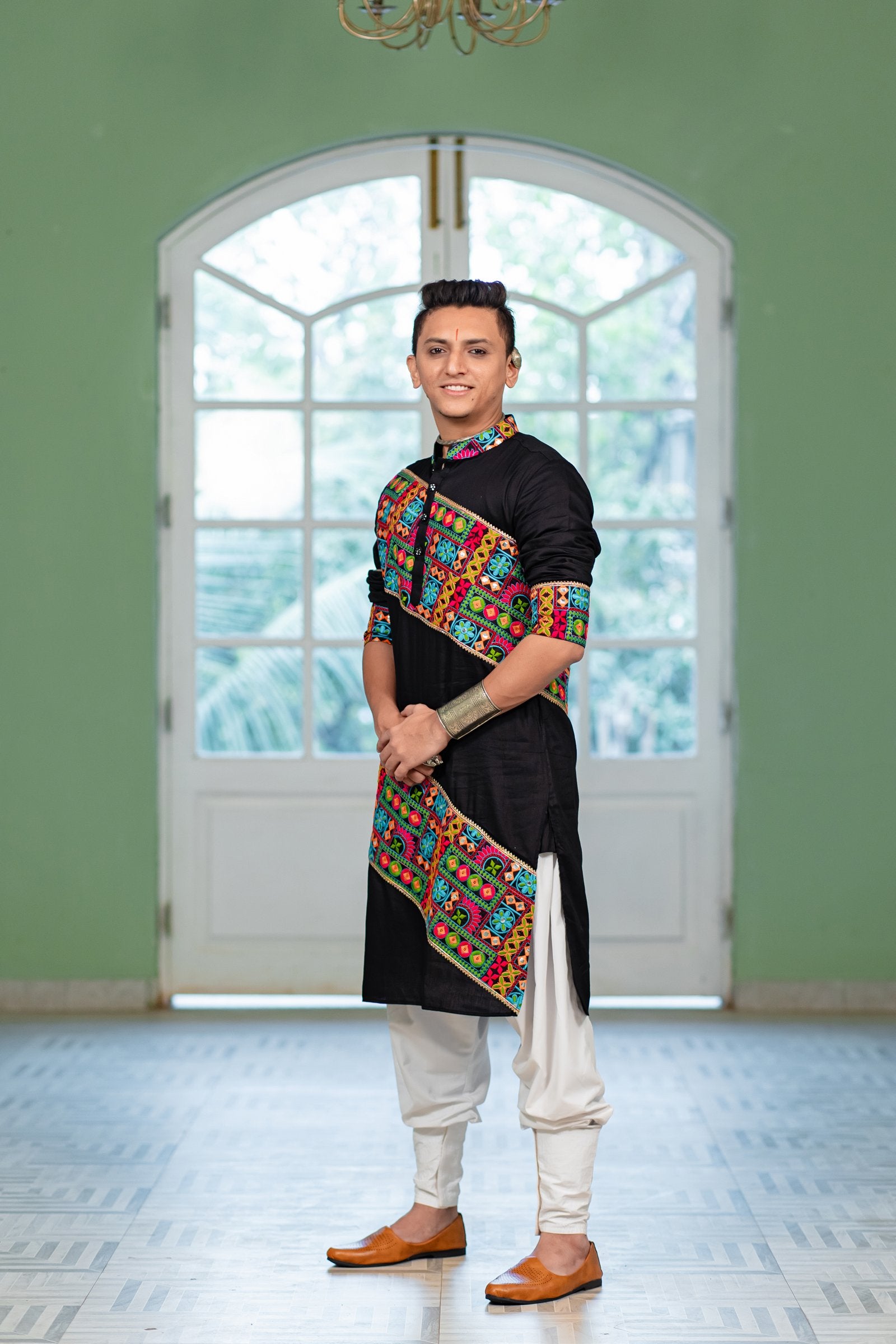 Men's Black Embroidered Full Sleeves Festive Kurta