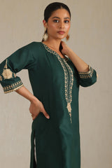 Women's Green Viscose Blend Embroidered Kurta With Zari
