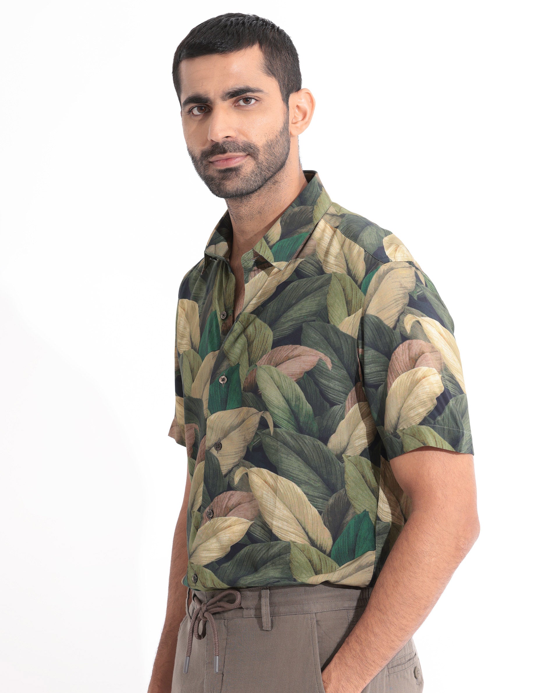 Men's Green Casual Regular Fit Printed Half Sleeves Shirt