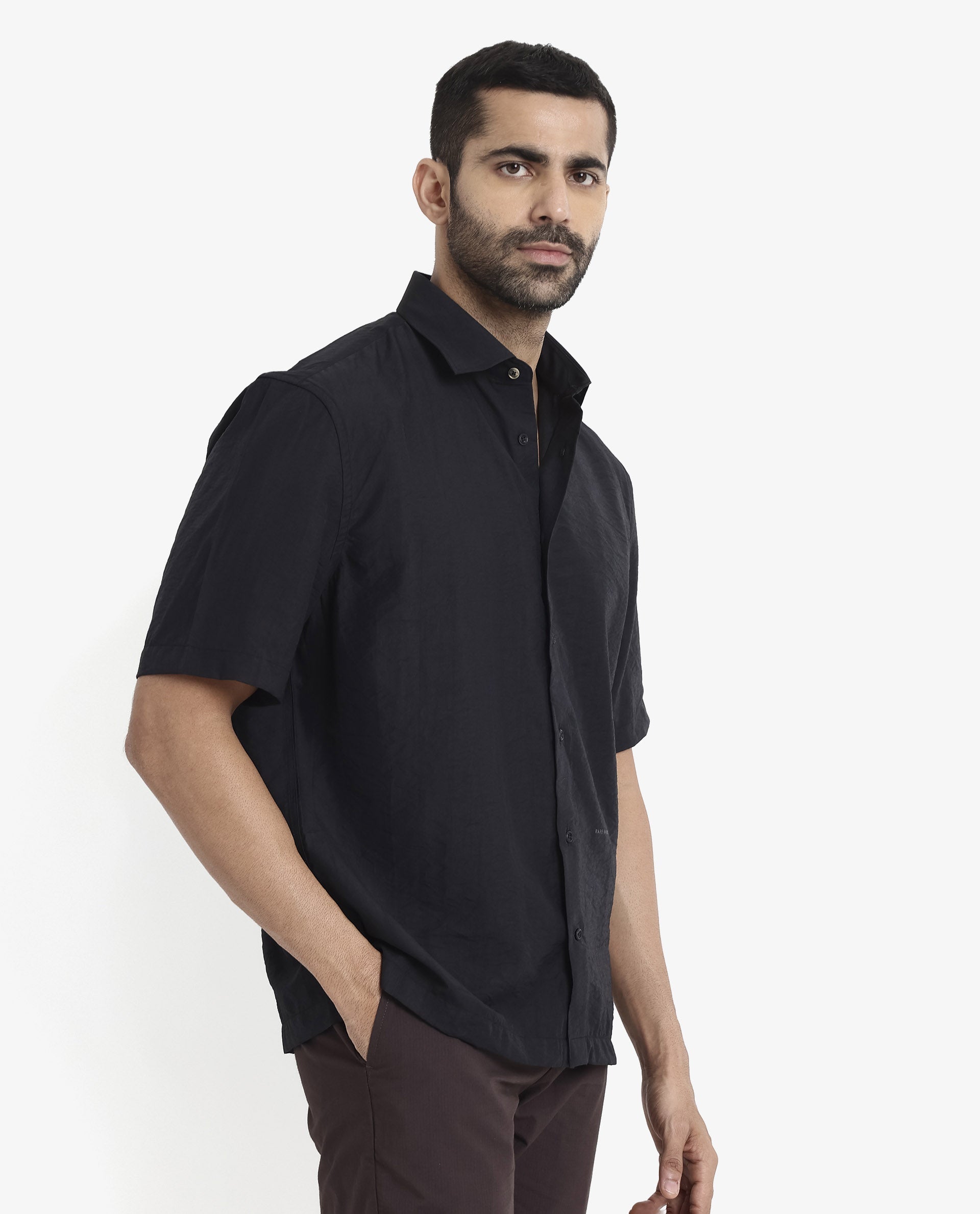 Men's Black Casual Regular Fit Solid Half Sleeves Shirt