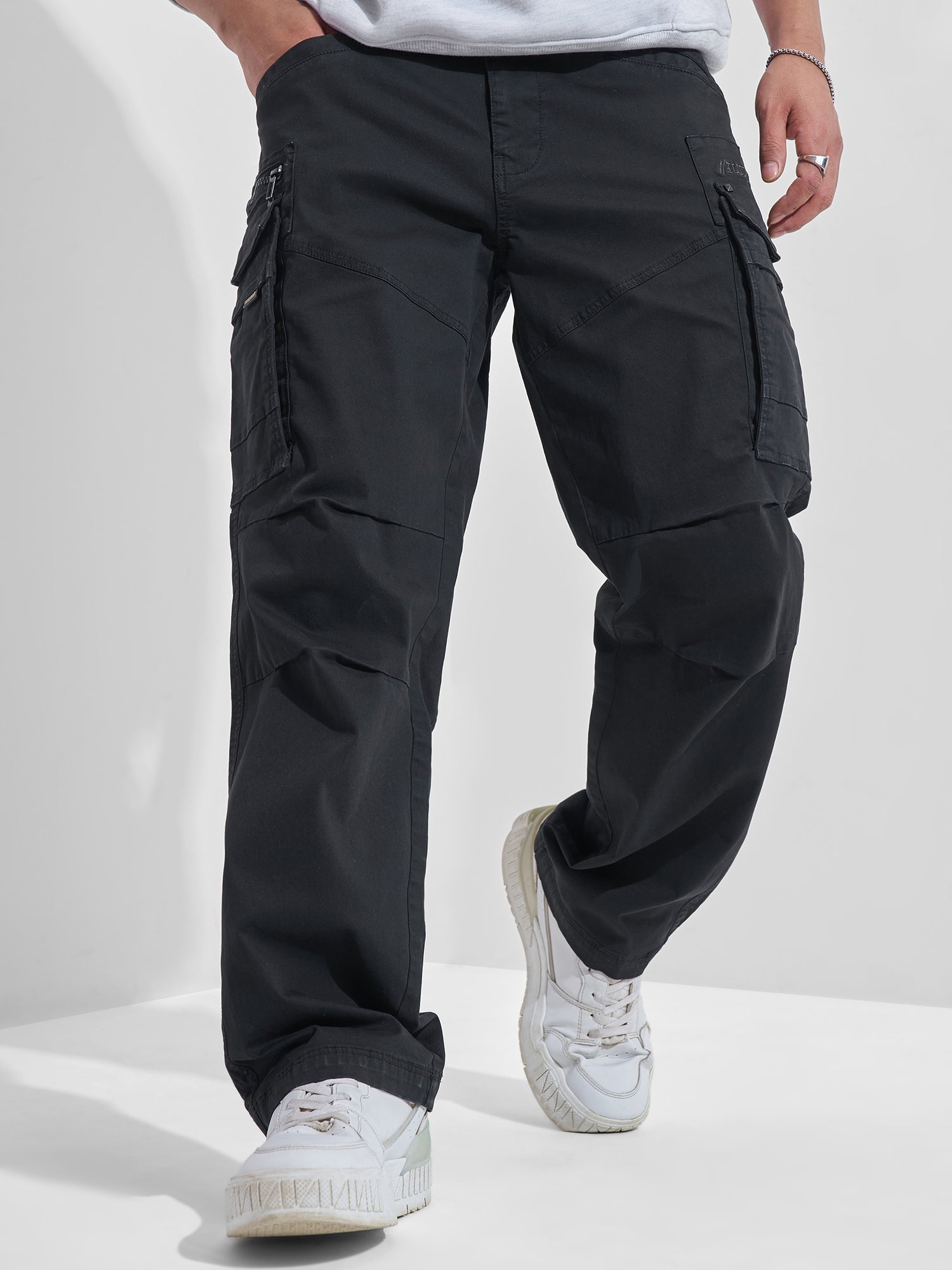 Men's Black Solid Relaxed Cargo Pant
