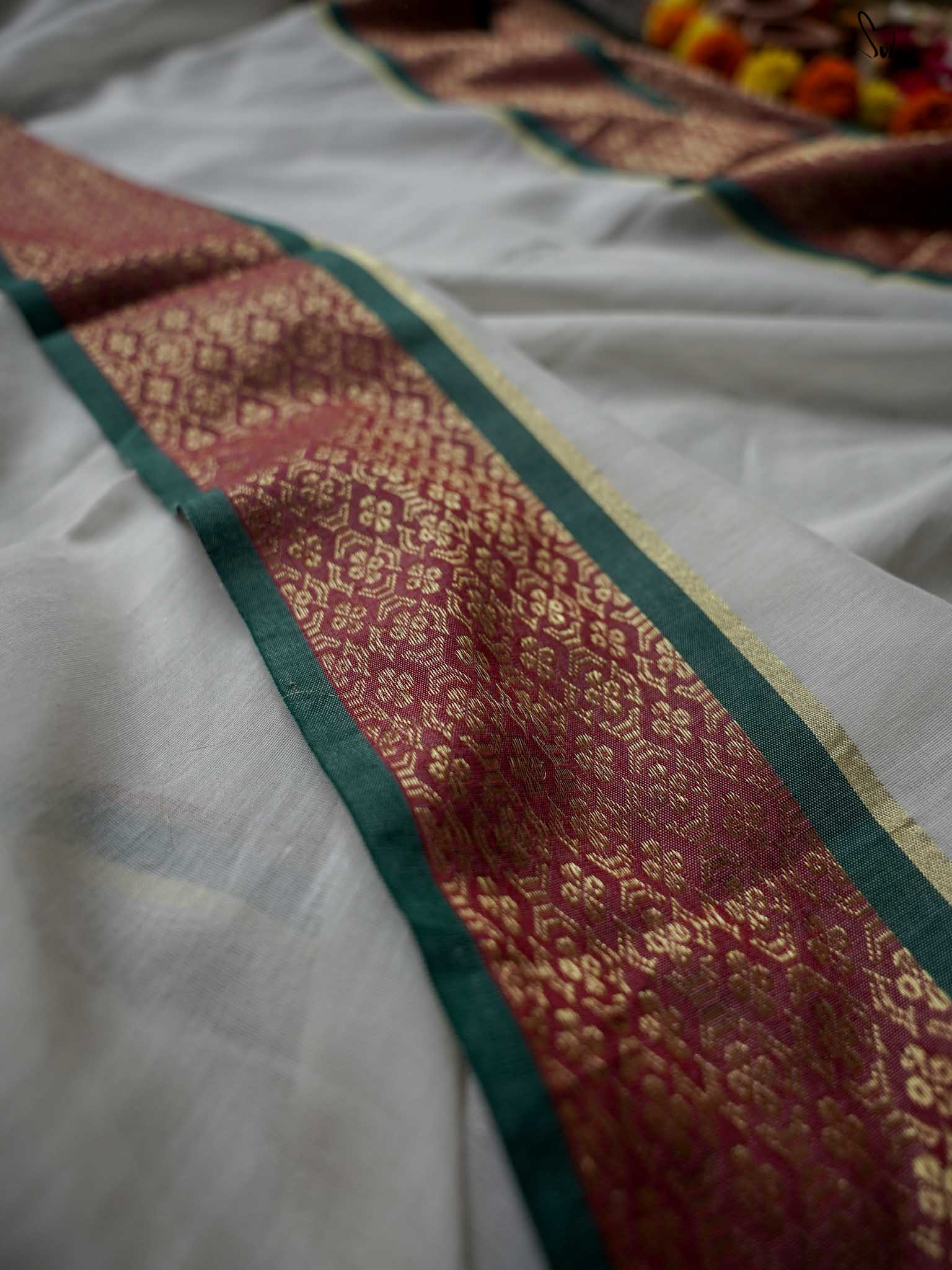 Women's White Cotton Acrylic Saree