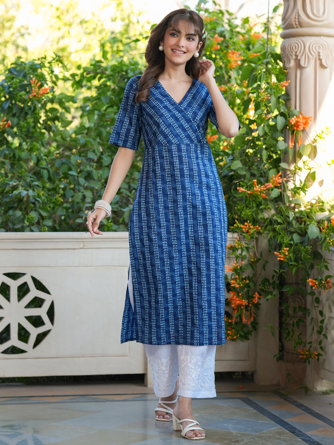Women's Blue Pure Cotton Geometric Printed Straight Kurta