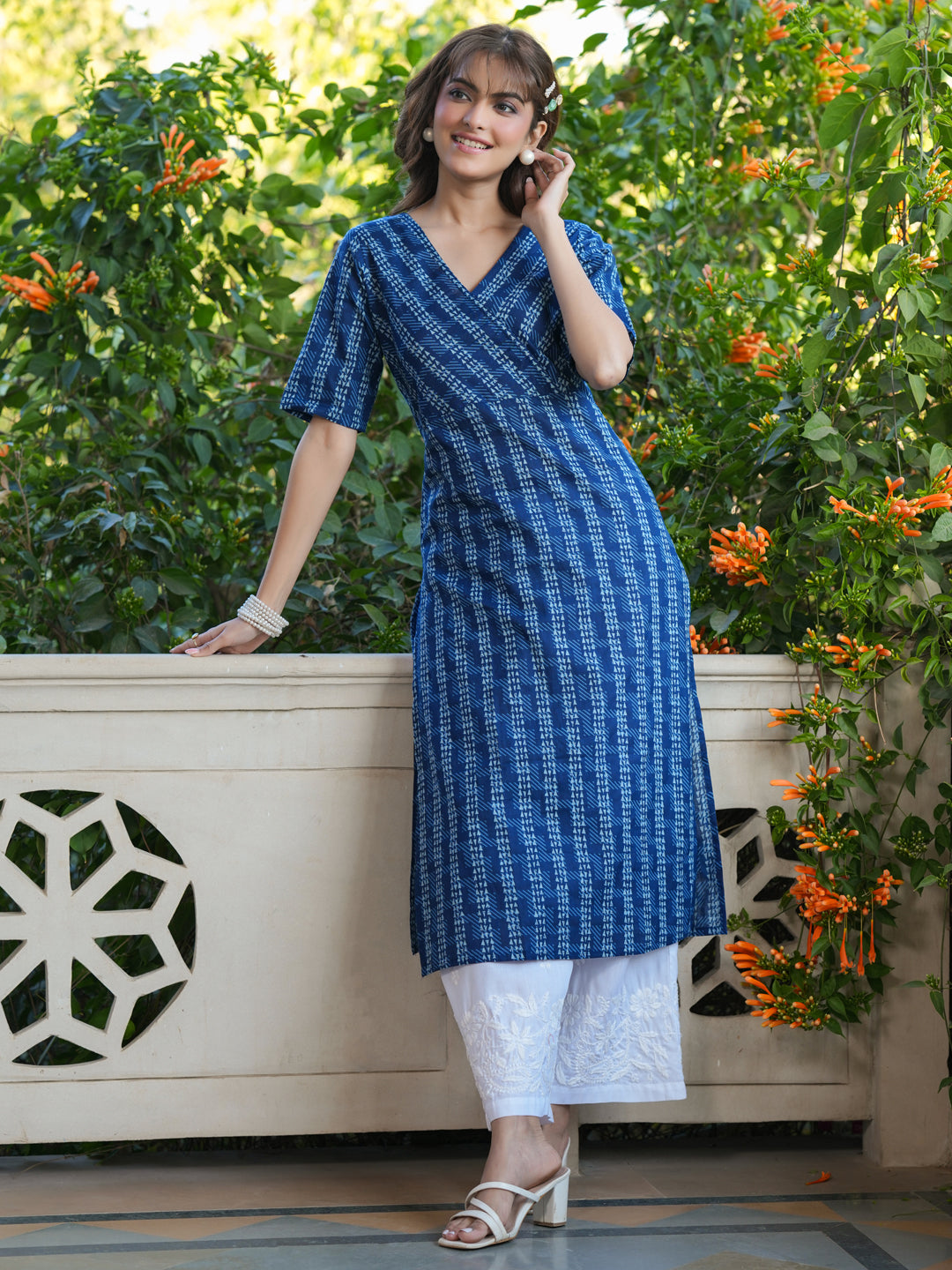Women's Blue Pure Cotton Geometric Printed Straight Kurta