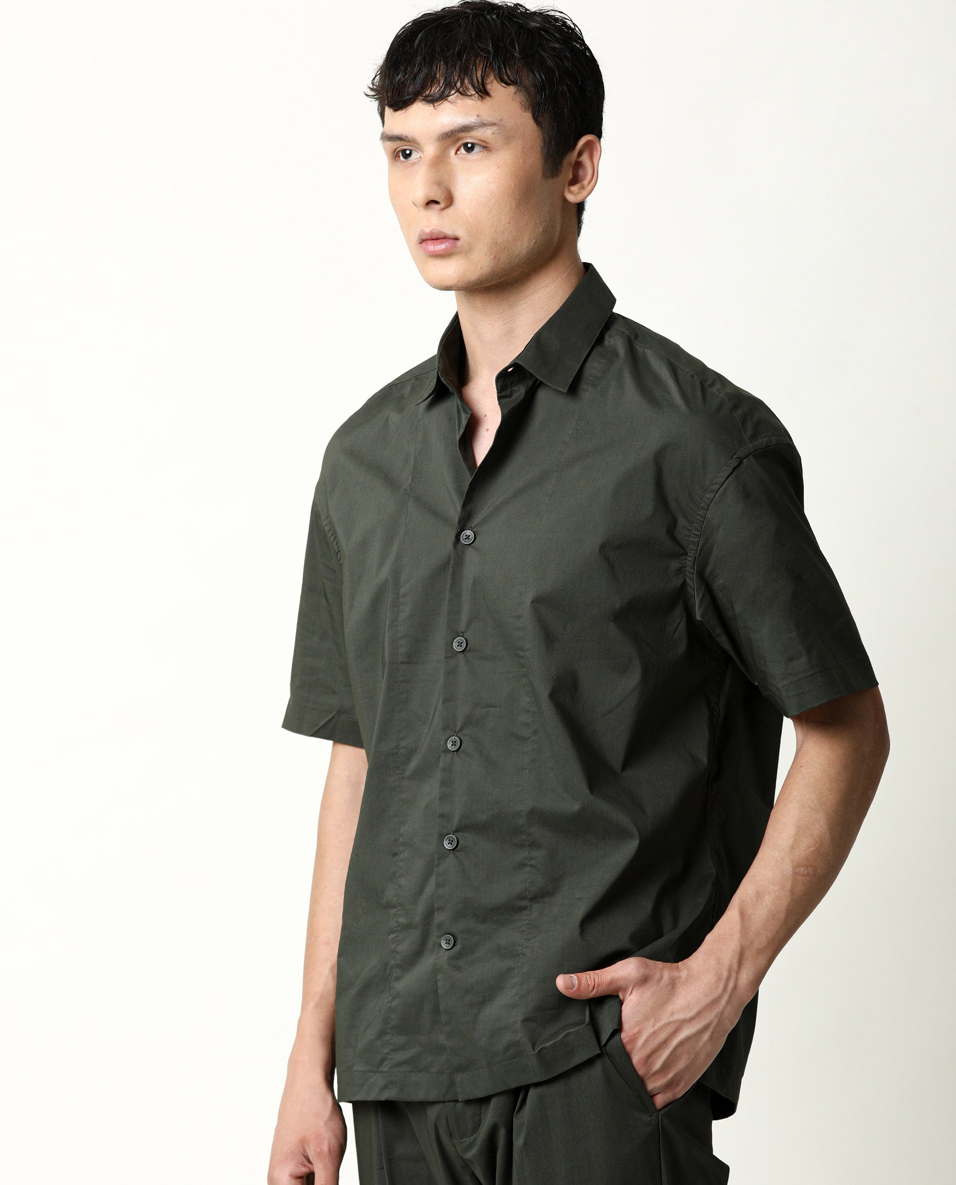 Men's Green Casual Regular Fit Solid Half Sleeves Shirt