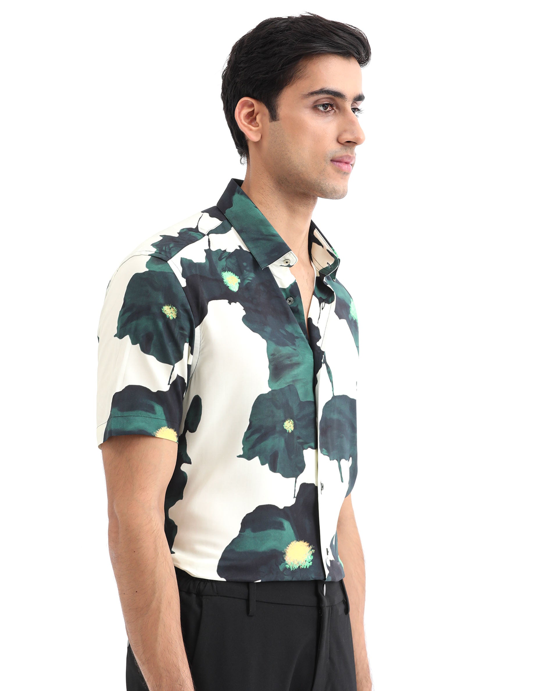 Men's Green Casual Regular Fit Printed Half Sleeves Shirt