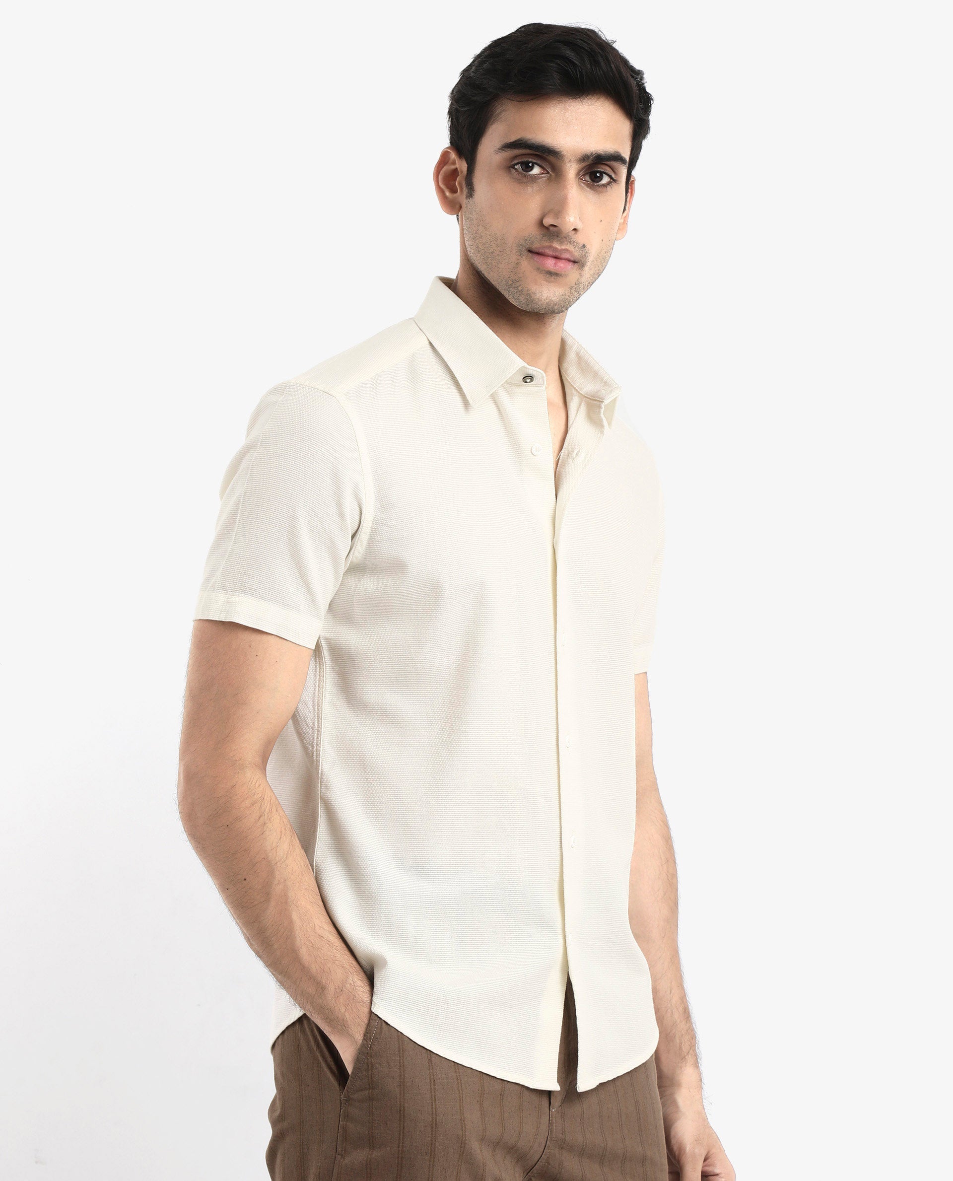 Men's White Casual Regular Fit Solid Half Sleeves Shirt