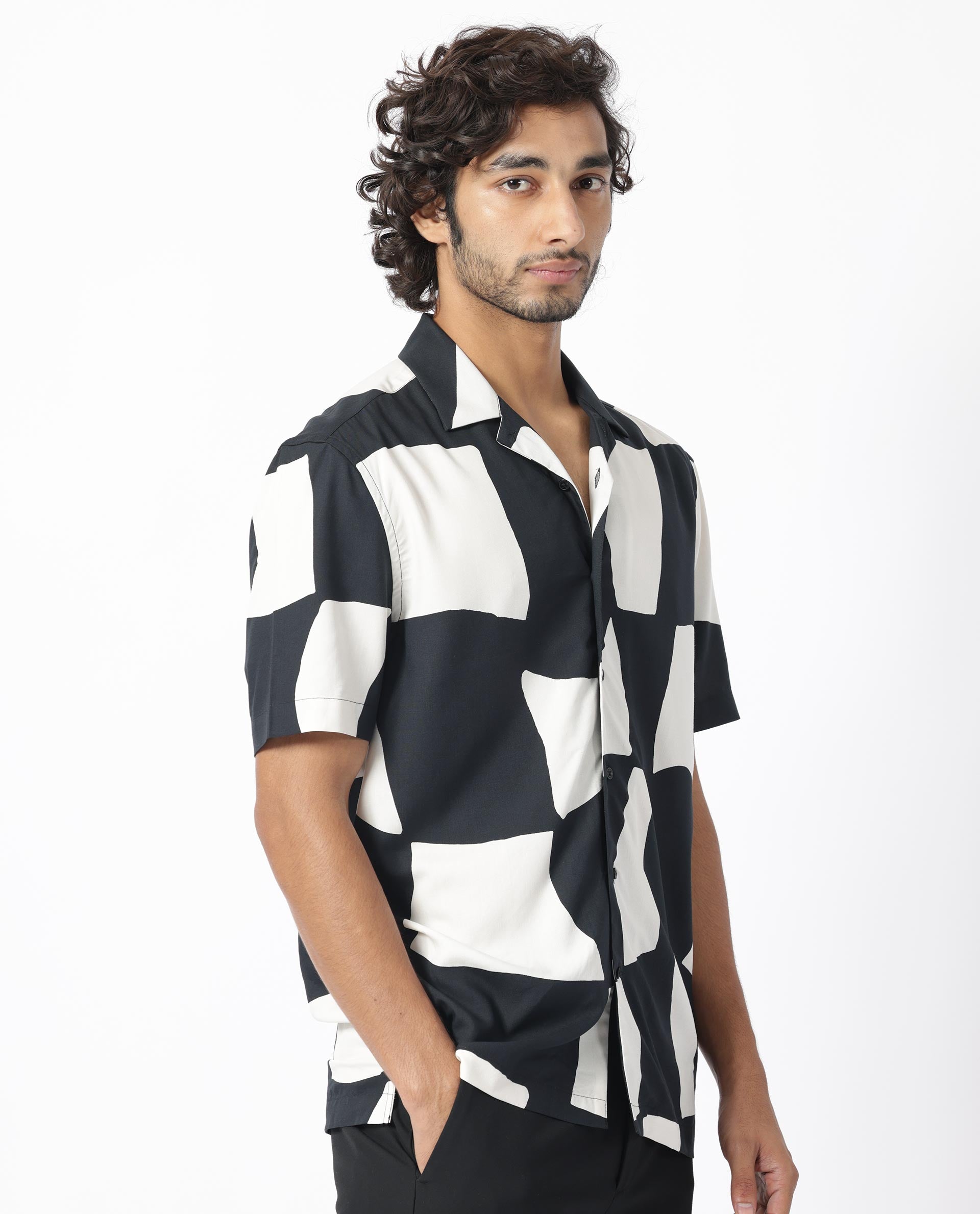 Men's Black Casual Regular Fit Printed Half Sleeves Shirt