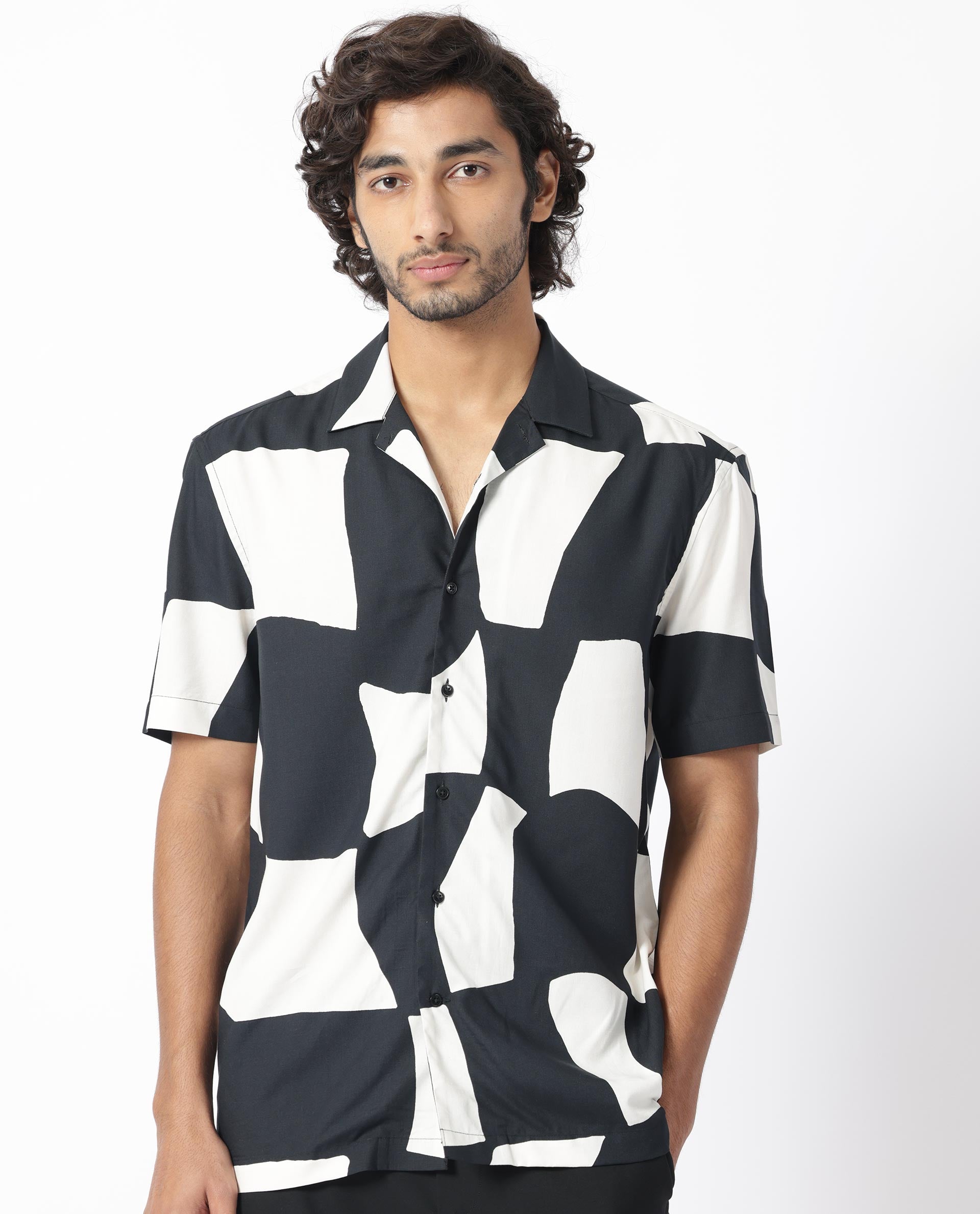 Men's Black Casual Regular Fit Printed Half Sleeves Shirt