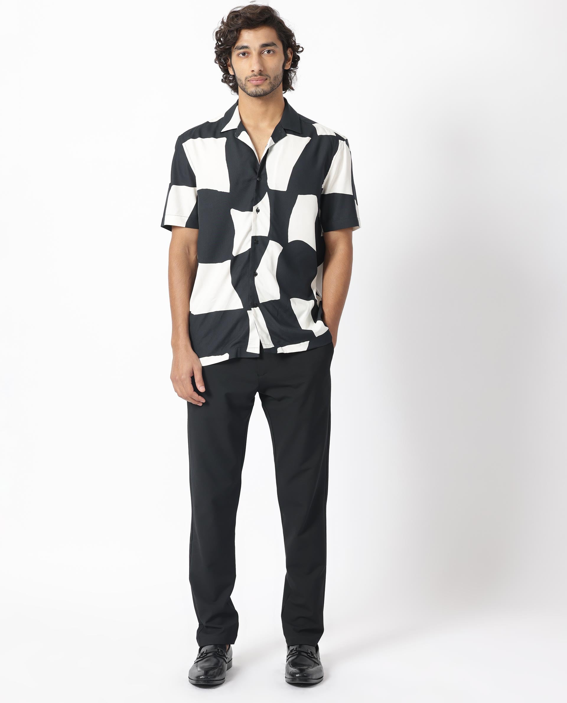 Men's Black Casual Regular Fit Printed Half Sleeves Shirt