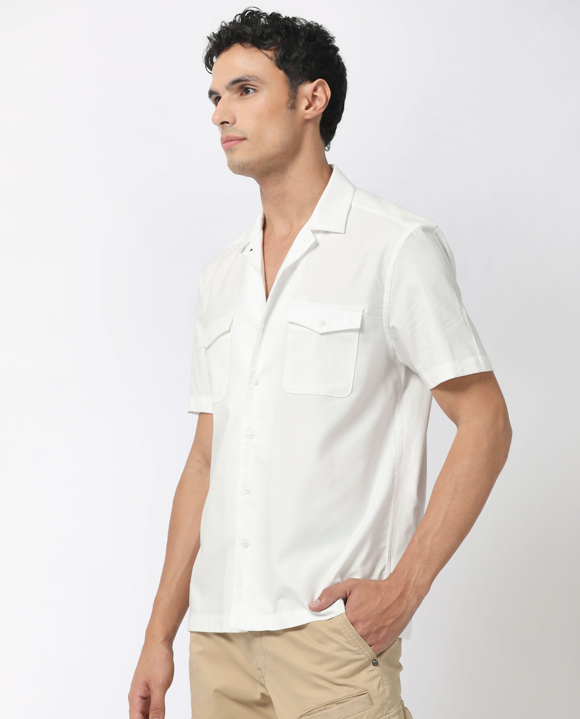 Men's White Casual Regular Fit Solid Half Sleeves Shirt