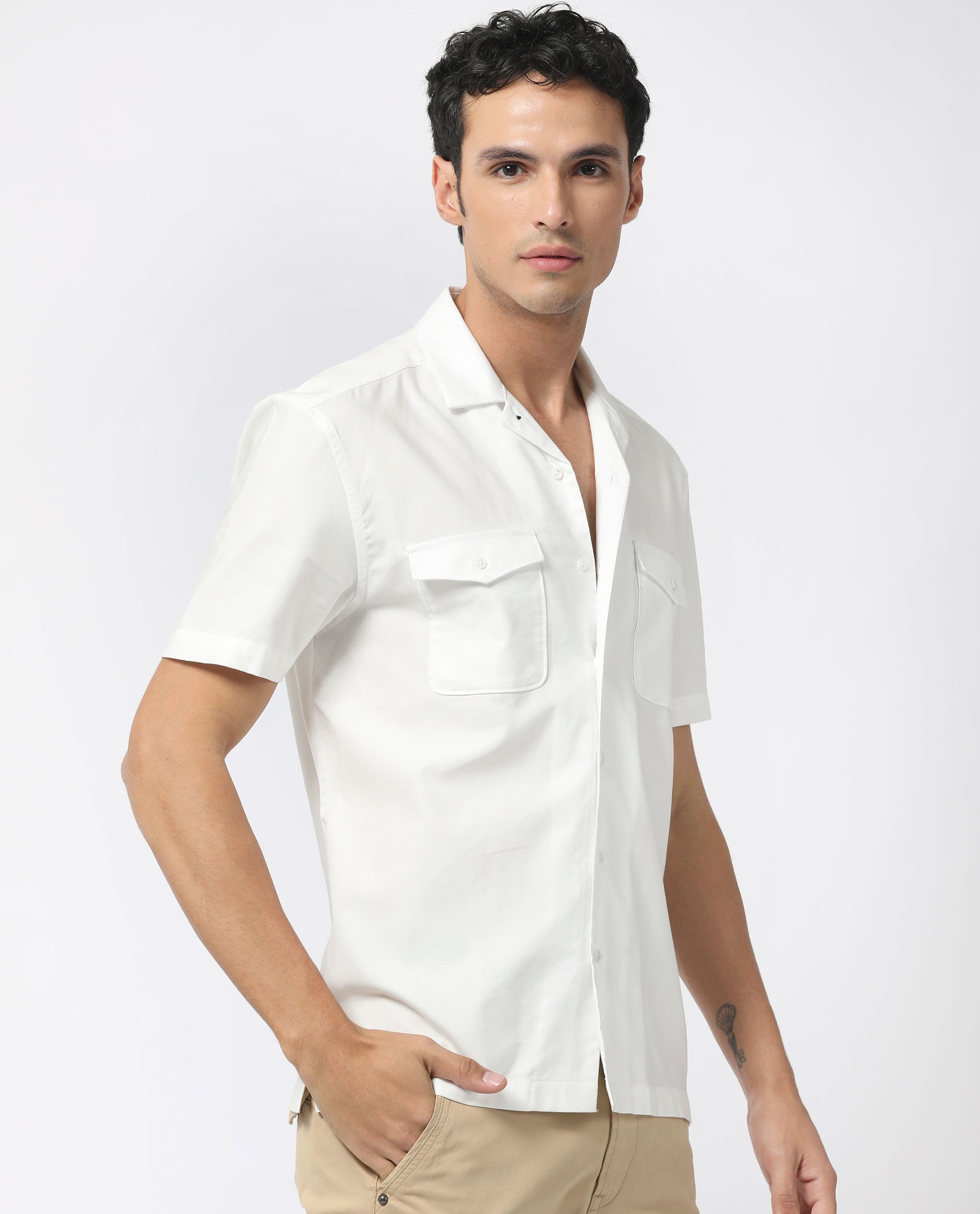 Men's White Casual Regular Fit Solid Half Sleeves Shirt
