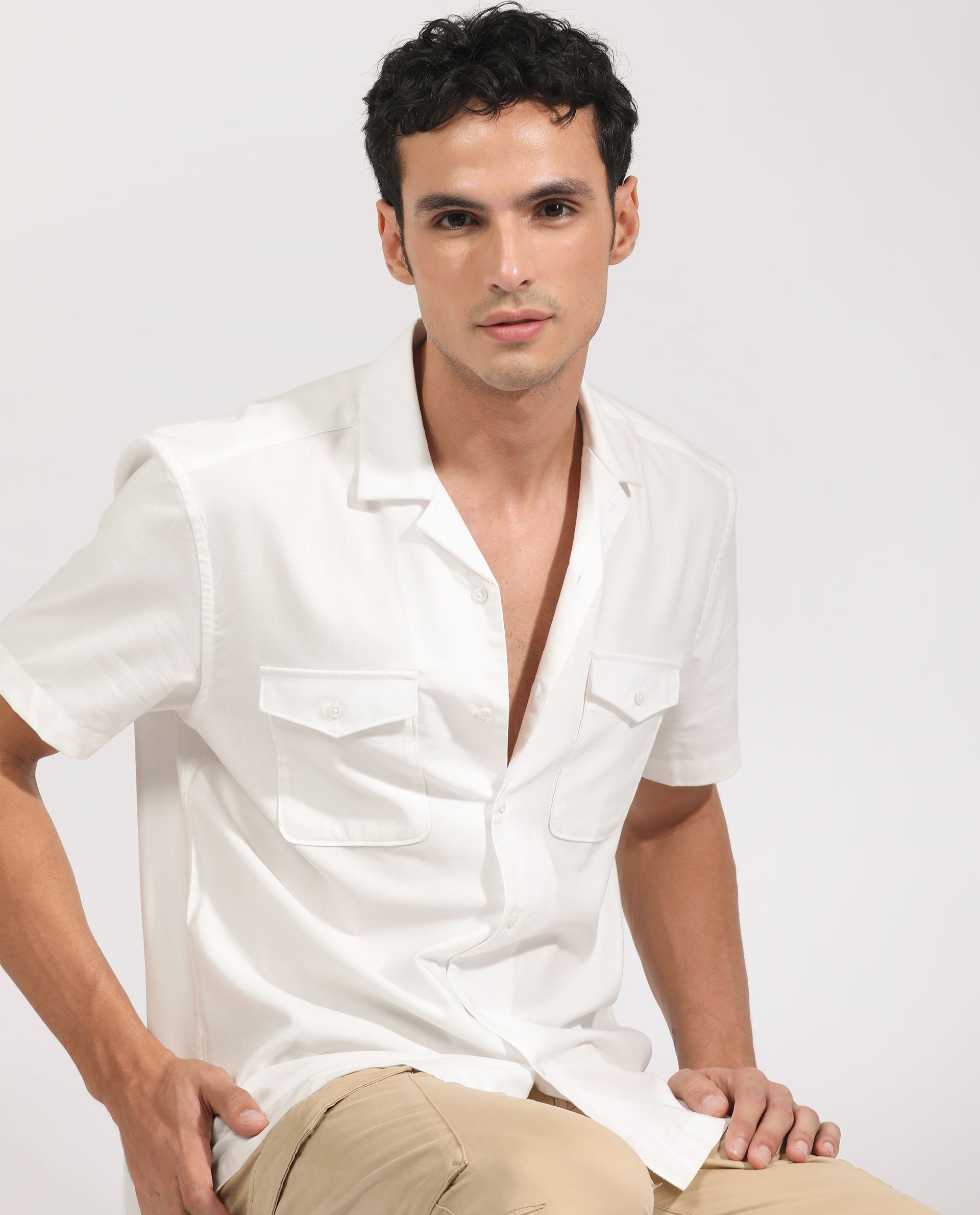 Men's White Casual Regular Fit Solid Half Sleeves Shirt
