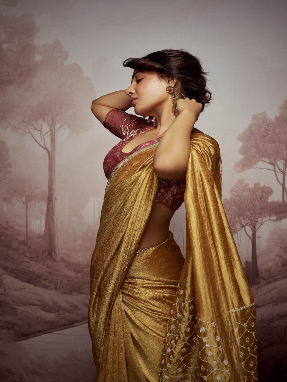 Women's Gold Casual Regular Fit Solid Saree