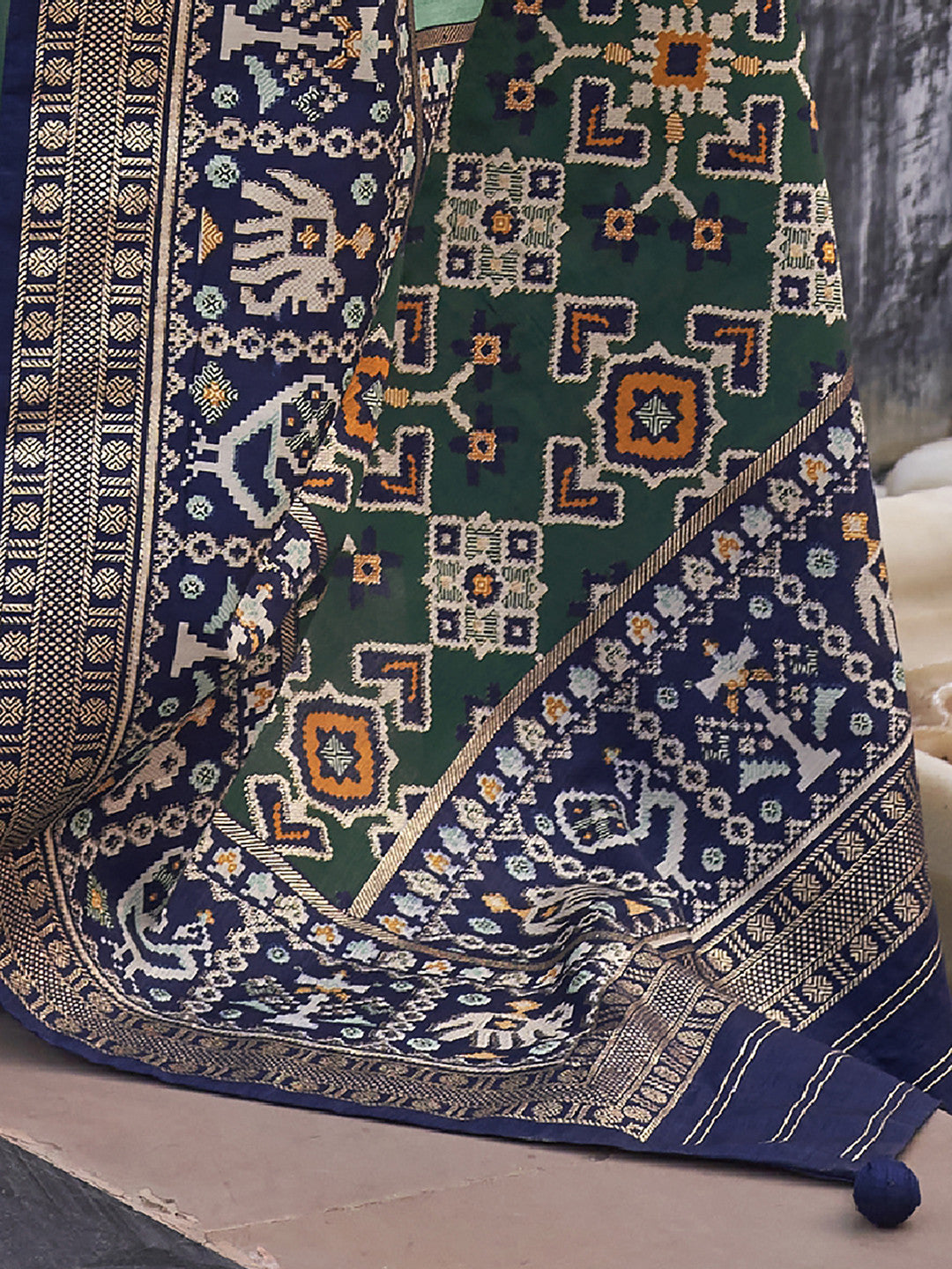 Women's Silk Blend Green Woven Design Designer Saree with Blouse Piece