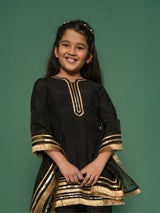 Girls Black Silk Blend Solid Lace Detailing Kurta Pyjama And Dupatta Set