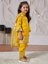 Girls Yellow Silk Blend Solid Lace Detailing Kurta Pyjama And Dupatta Set