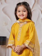 Girls Yellow Silk Blend Solid Lace Detailing Kurta Pyjama And Dupatta Set