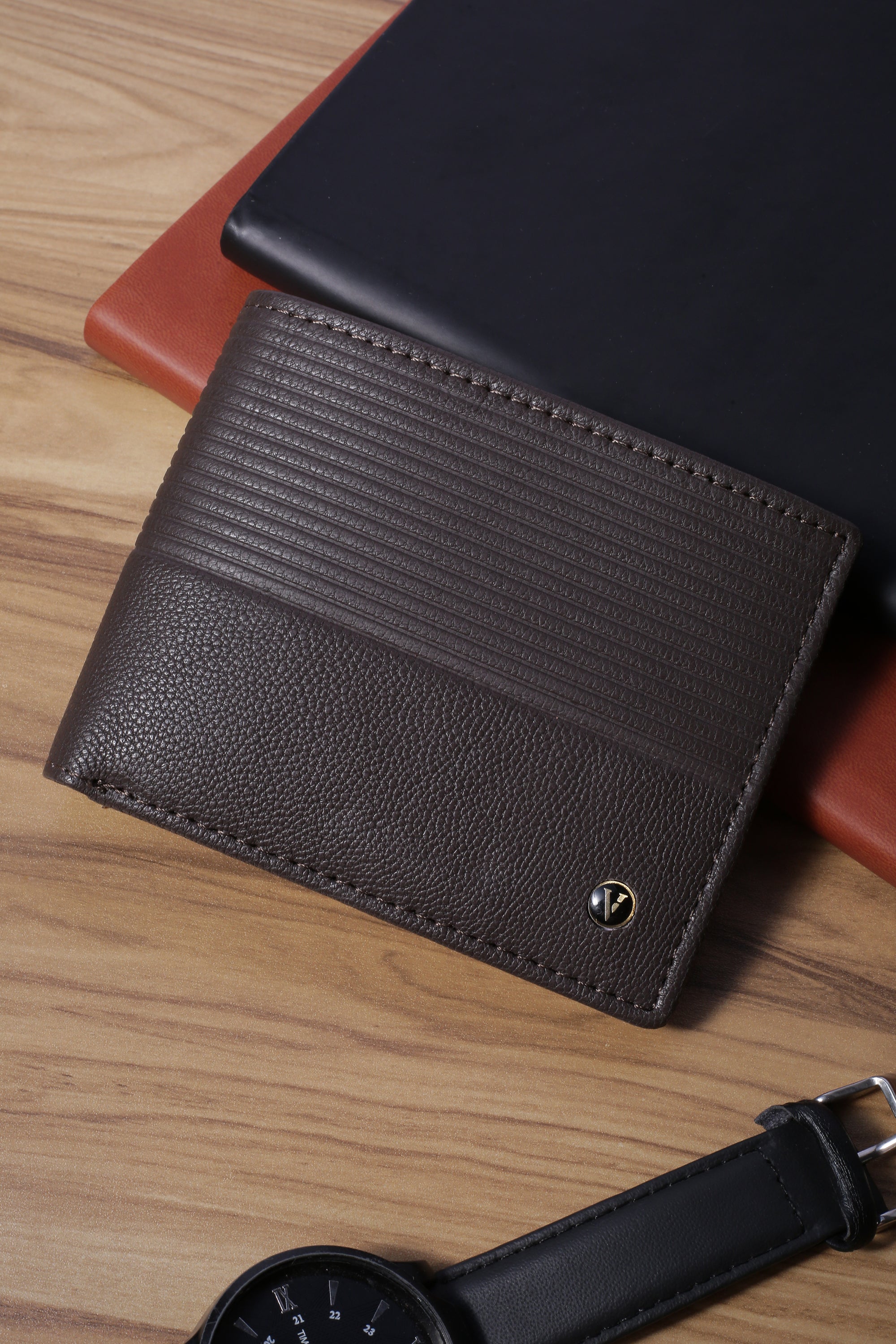 Men's Brown Textured Bi-Fold Leather Wallet